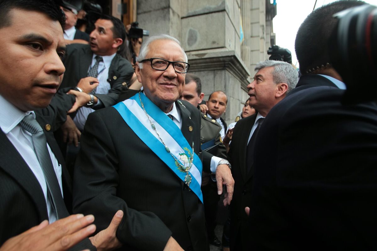 Alejandro Maldonado Aguirre sale del Congreso luego de la juramentación. (Foto Prensa Libre: Alvaro Interiano)