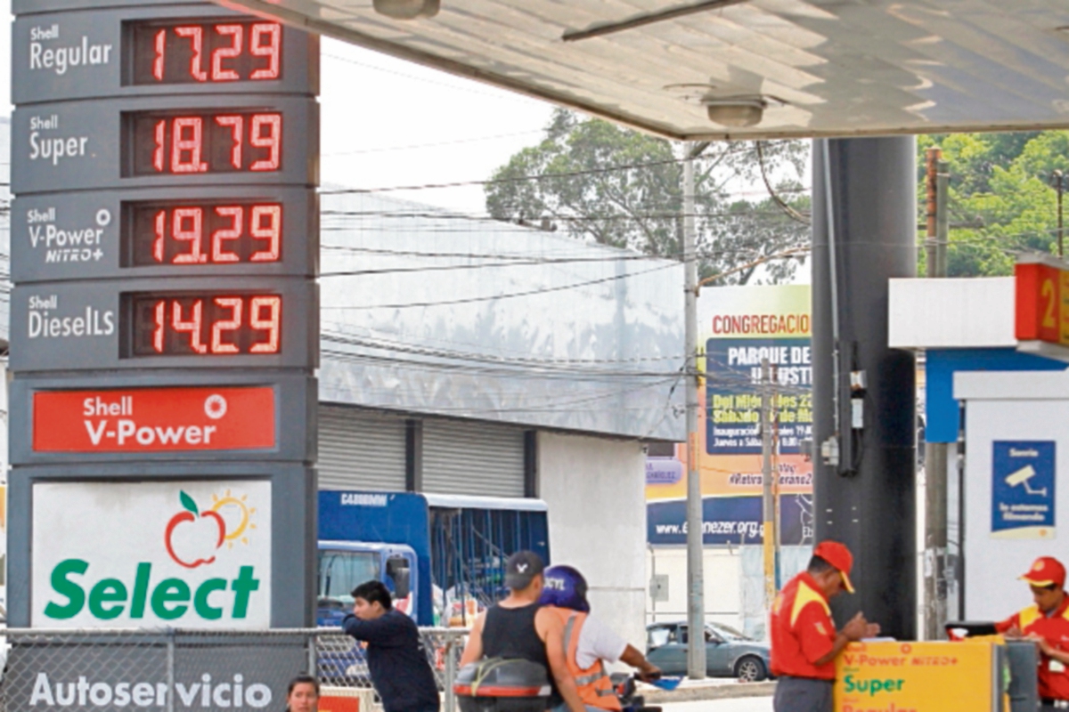 Desde ayer se generalizó el aumento de Q1 en el diésel. (Foto Prensa Libre: Estuardo Paredes)