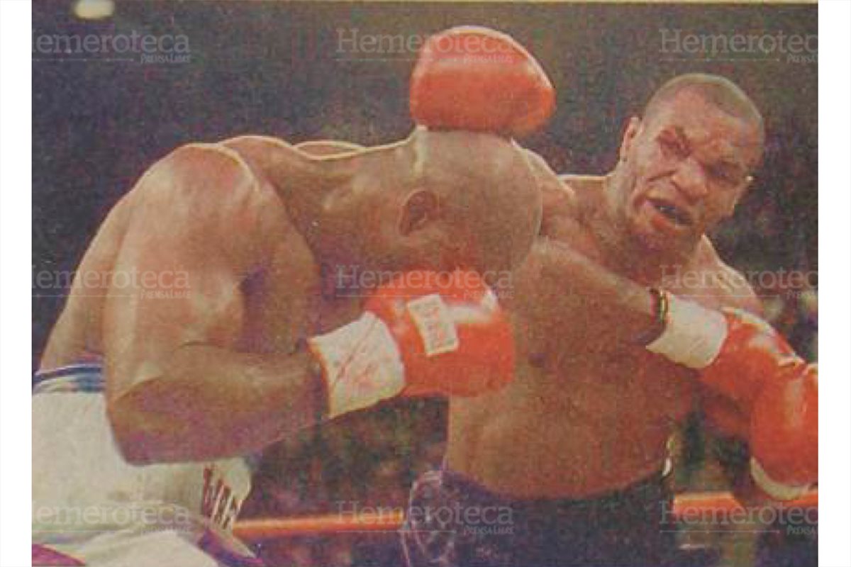 Evander Holyfield y Mike Tyson se enfrascaron en duros golpes durante la pelea del siglo. 28/6/1997. (Foto Hemeroteca PL)