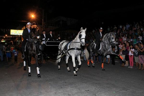 Escuintlecos abarrotaron las principales calles de la cabecera para apreciar el desfile. (Foto Prensa Libre: Enrique Paredes)