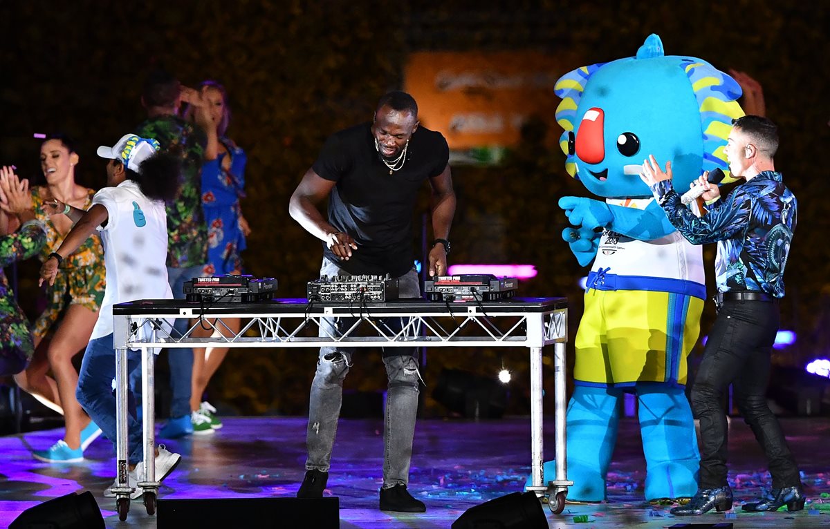Usain Bolt demostró su ritmo junto a Borobi en la ceremonia de clausura de los juegos de Commonwealth. (Foto Prensa Libre: AFP)