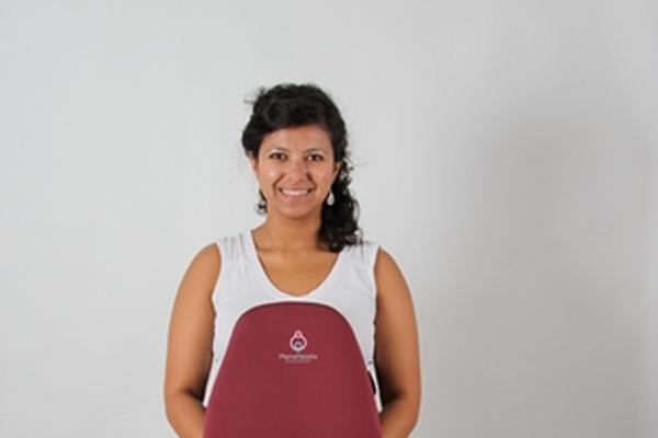 Paulina sirve de modelo para exhibir su diseño. (Foto Prensa Libre: cortesía de Paulina Quiñónez).