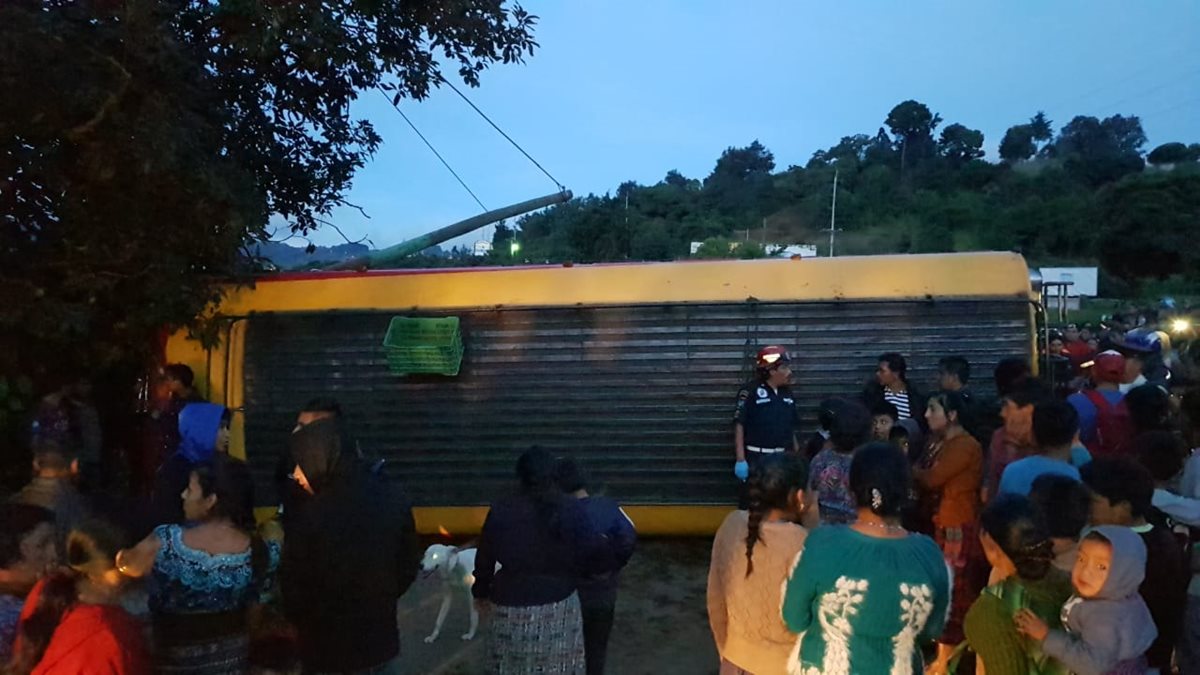 Al autobús quedó atravesado en el km 34.5 de la ruta Interamericana, en Santa María Cauque, Santiago Sacatepéquez. (Foto Prensa Libre: CBMD)