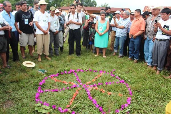 Asistentes al encuentro participan en una ceremonia maya, en   Las Cruces, Petén.