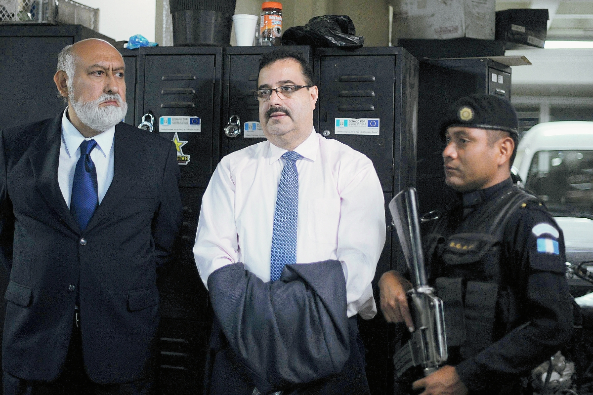 El presidente del Banguat, Julio Suárez, al momento de su captura. (Foto Prensa Libre. AFP).