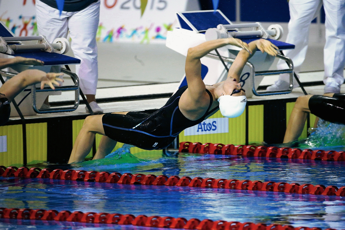 Gisela Morales, en la competencia 100 metros dorso en Toronto. (Foto Prensa Libre: Cortesía COG)