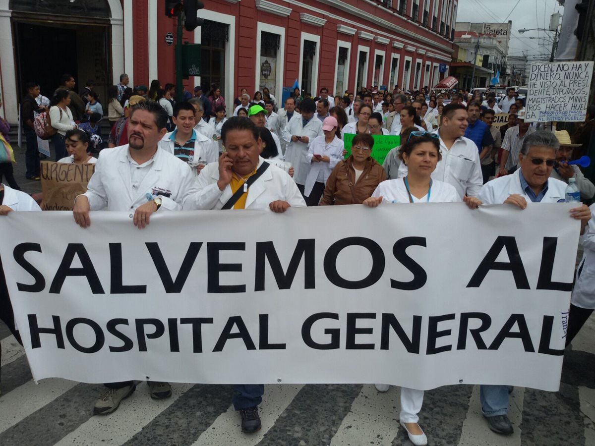 Médicos y estudiantes realizaron una manifestación el pasado lunes, como una acción a favor del abastecimiento hospitalario. (Foto Prensa Libre: Hemeroteca PL)
