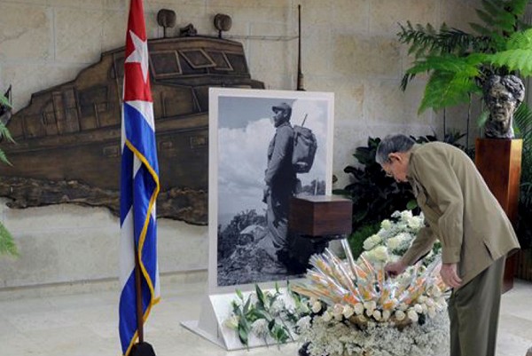 Raúl Castro rinde homenaje frente a la urna donde están las cenizas de su hermano, el líder revolucionario Fidel Castro. (Foto Prensa Libre: AFP).