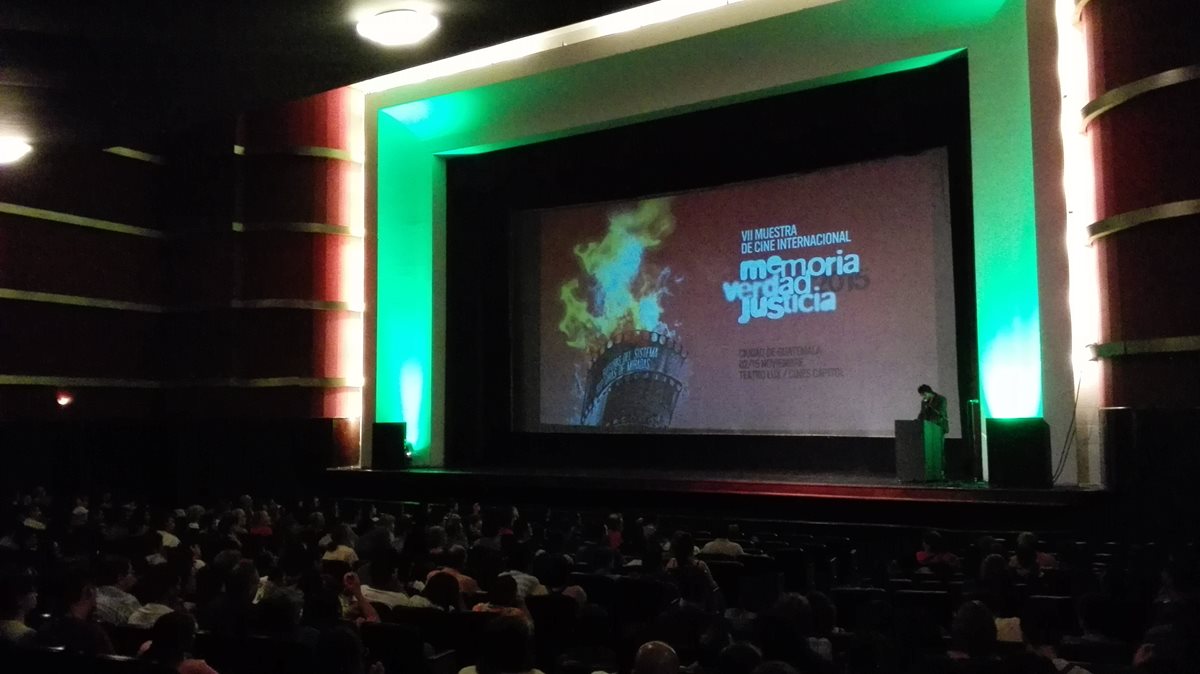 La VII muestra de cine internacional Memoria, Verdad, Justicia, 2015, fue inaugurada por el cineasta Uli Stelzner, director de este festival. (Foto Prensa Libre: Edwin Castro)