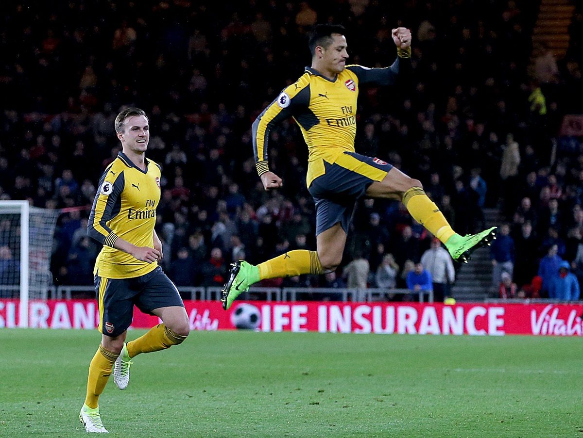 El jugador del Arsenal Alexis Sanchez (derecha) celebra por haber anotado contra el Middlesbrough. (Foto Prensa Libre: EFE)