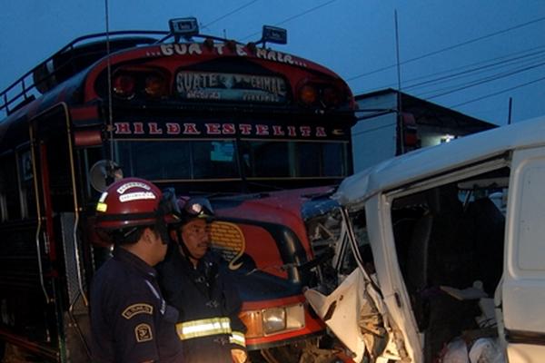 Miguel Ángel Grave Baches, de 28 años, piloto de un microbús, murió este viernes al chocar contra un bus, en Chimaltenango. (Foto Prensa Libre: Miguel López)