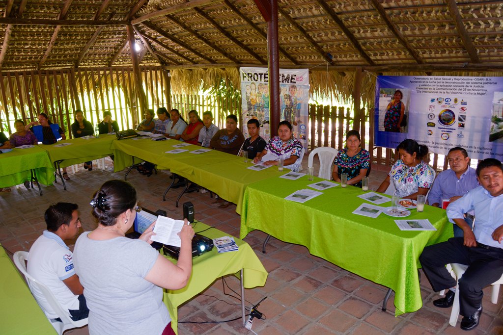 Representantes de Osar dan a conocer la ley materno infantil, en reunión realizada en Salamá. (Foto Prensa Libre: Carlos Grave)