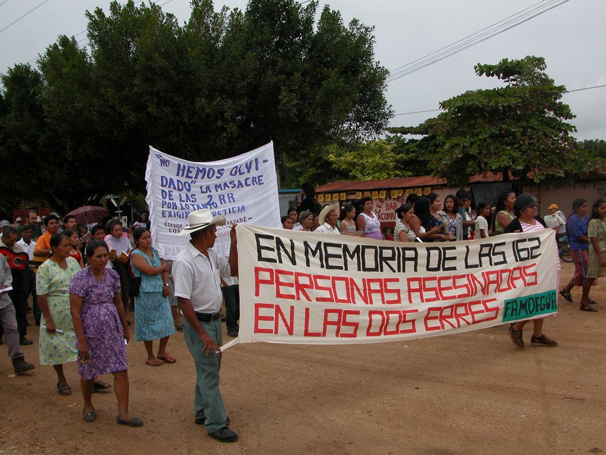 Pobladores de aldea Las Dos Erres, La Libertad, Petén, marchan en memoria de las víctimas masacradas en 1982. (Foto Prensa Libre: Hemeroteca PL)