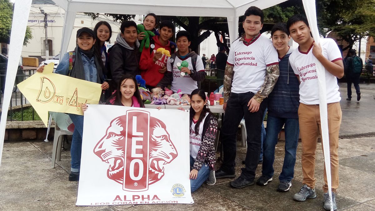 Jóvenes que integran el Club Leo Alfa de Cobán muestran parte de lo que han logrado reunir para niños de Santa Cruz Verapaz. (Foto Prensa Libre: Eduardo Sam)