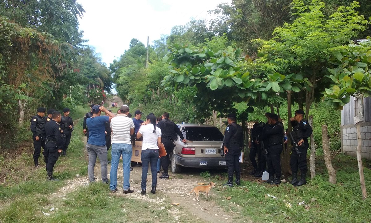 Autoridades registran los vehículos en los que se movilizaban los aprehendidos. (Foto Prensa Libre: Rigoberto Escobar)