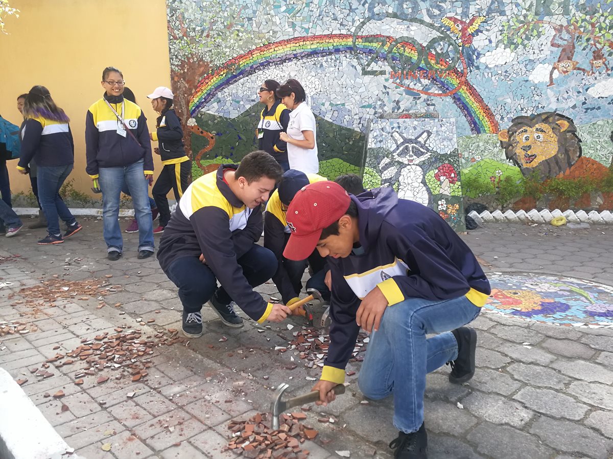 Estudiantes y el artista Alejandro Anleu restauran mural en la plaza Costa Rica