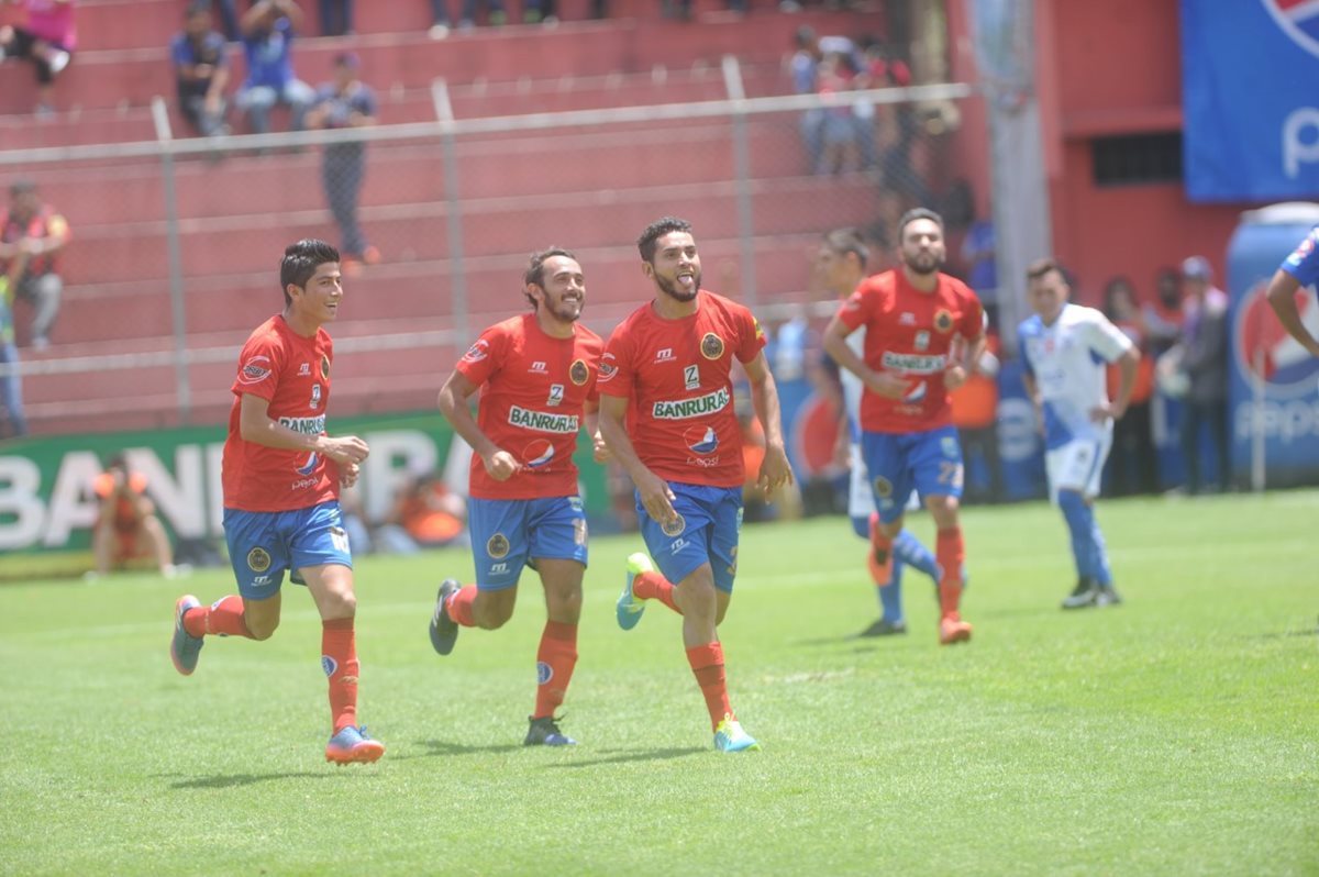 Guerra se sacudió la mala racha goleadora y dio los tres puntos a los rojos. (Foto Prensa Libre: Edwin Fajardo)