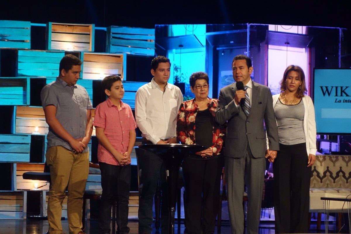 El presidente electo Jimmy Morales asiste junto a su familia a un servicio religioso en la iglesia evangélica Ilumina. (Foto Prensa Libre: Cortesía)
