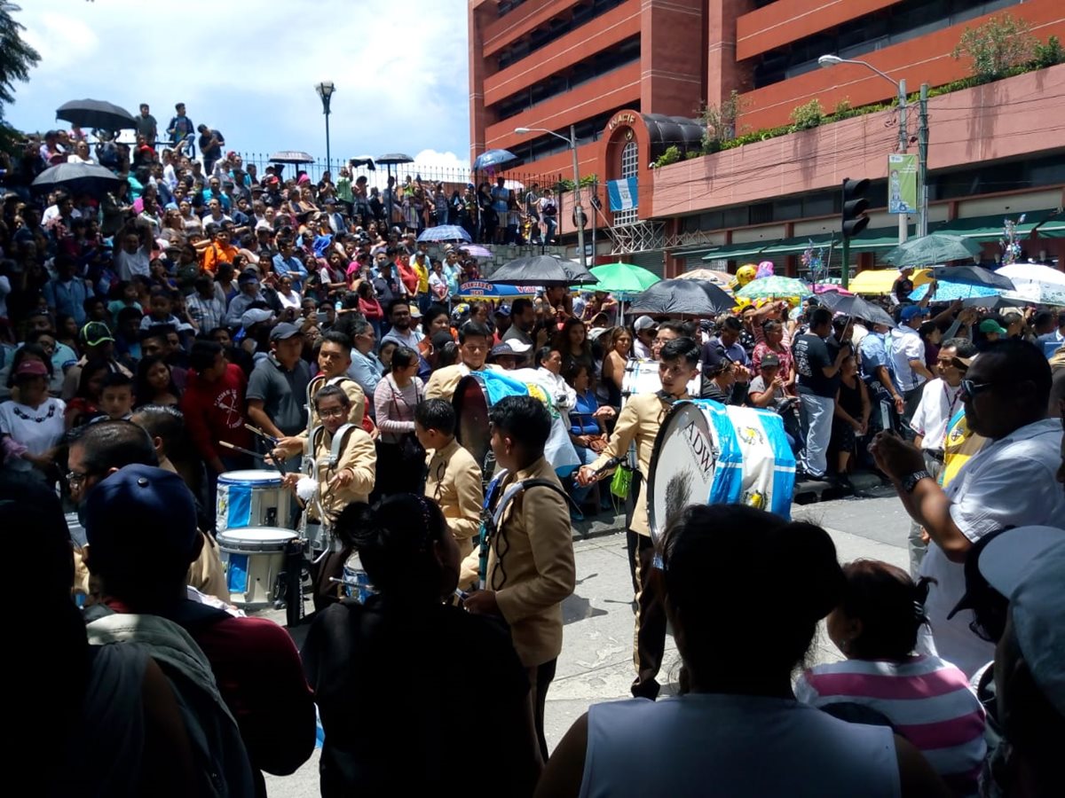 Los guatemaltecos abarrotaron los alrededores del Parque Enrique Gómez Carrillo para observar el desfile de independencia. (Foto Prensa Libre: Óscar Rivas)