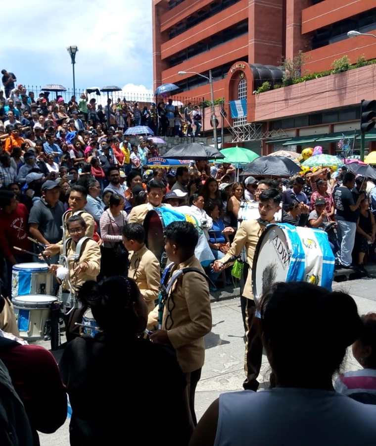 Los guatemaltecos abarrotaron los alrededores del Parque Enrique Gómez Carrillo para observar el desfile de independencia. (Foto Prensa Libre: Óscar Rivas)