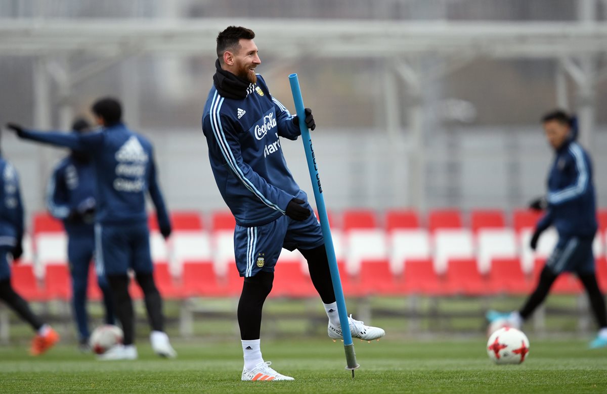 Pese al frío de Moscú, Lionel Messi se mostró feliz de poder entrenar con la albiceleste. (Foto Prensa Libre: AFP)