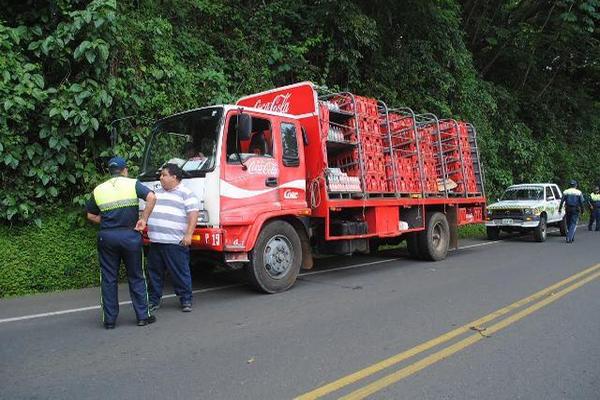 Un camión repartidor de aguas gaseosas fue asaltado en la aldea El Pital, Coatepeque, Quetzaltenango. (Foto Prensa Libre: Alexander Coyoy)