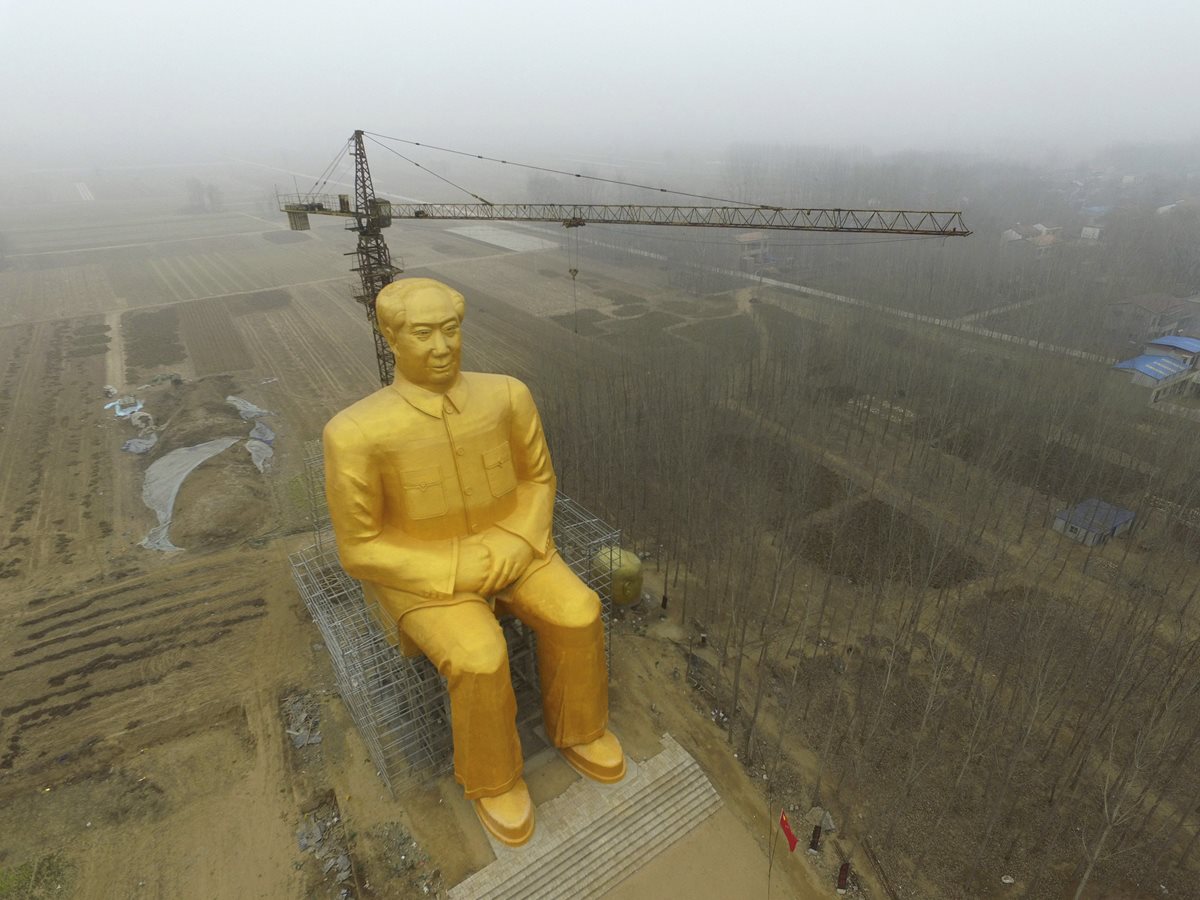 Así lucía la estatua gigante de Mao Zedong hasta hace unos días. (Foto Prensa Libre: AP).