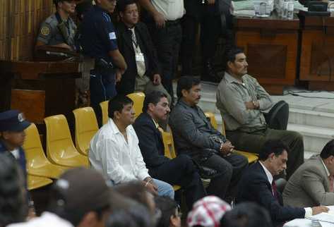 Exmilitares retirados Daniel Martínez, Carlos Carías, Manuel Pop Sun y Reyes Collin, acusados del asesinato de 201 personas en  Dos Erres, Petén.