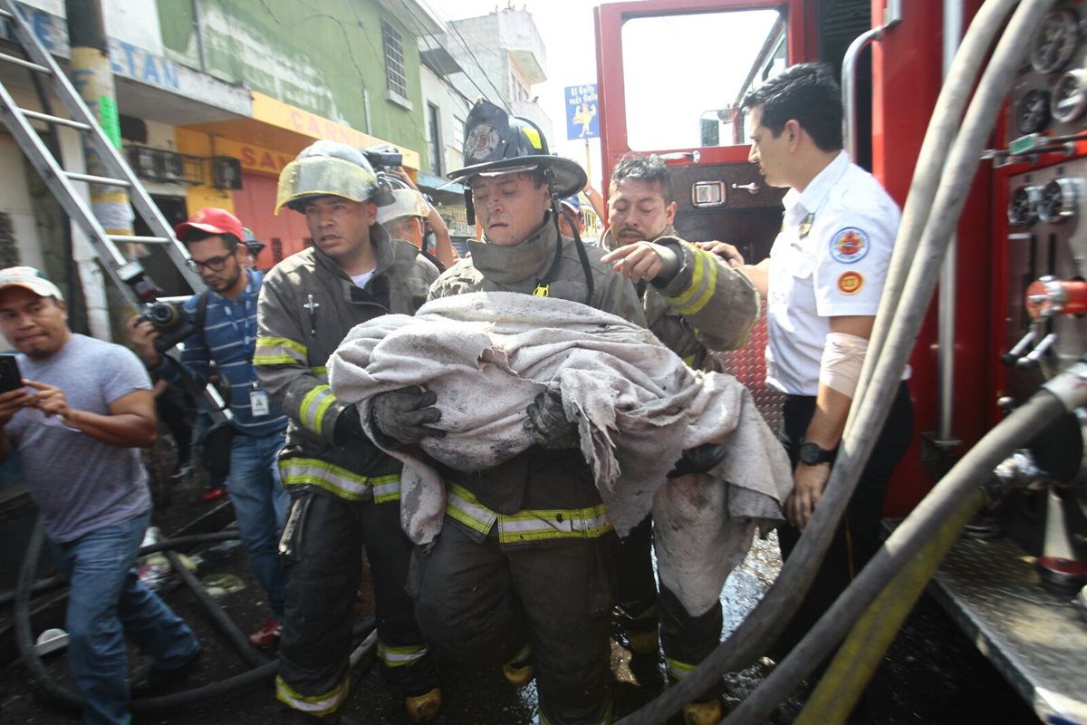 El cadáver de la niña Rosalinda Tum, fue encontrado cerca de una cama que fue destruída por el fuego. (Foto Prensa Libre: Érick Ávila)