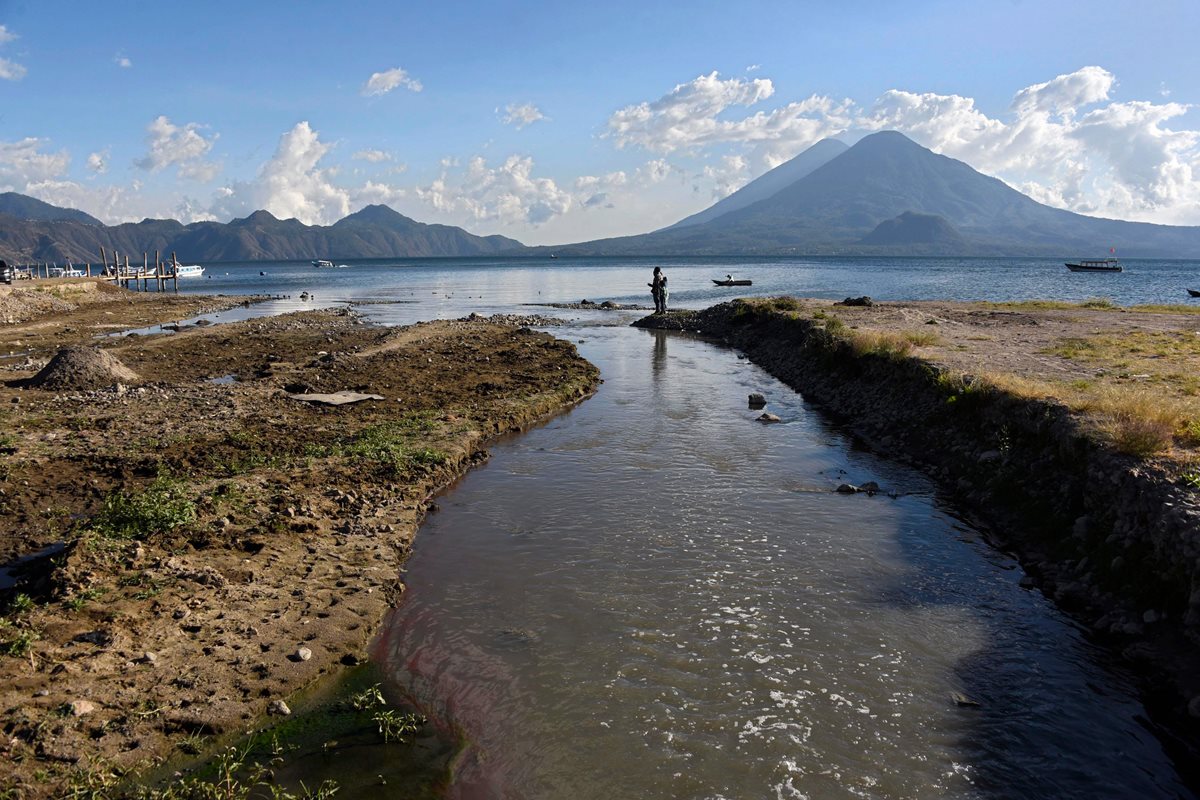 Las fuentes más grandes de contaminación son las aguas residuales y desechos sólidos, pues aportan fósforo y nitrógeno que nutren a la cianobacteria. (Foto Prensa Libre: AFP)