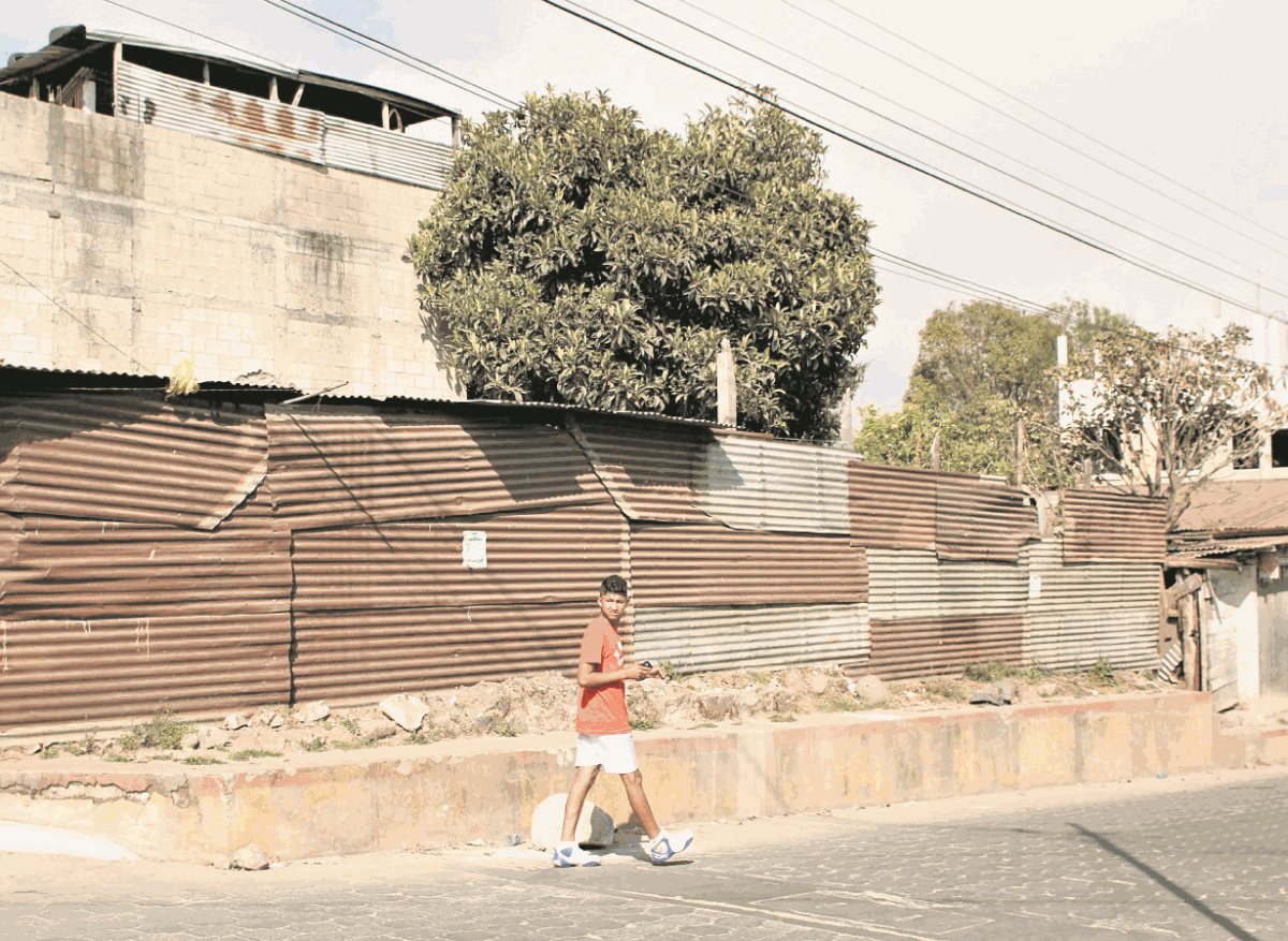 Poco avance presenta la reconstrucción de esta vivienda, ubicada en la cabecera de San Marcos.  (Foto Prensa Libre: Aroldo Marroquín)