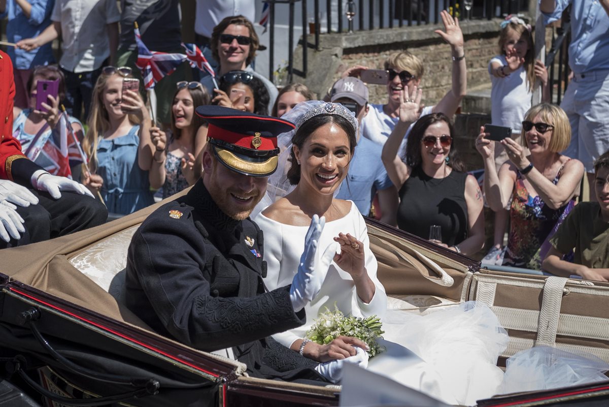 Los recién casados, el príncipe Harry y Meghan Markle, dan un paseo en carruaje después de su boda real en la capilla de St. George en el castillo de Windsor. (Foto Prensa Libre, EFE).