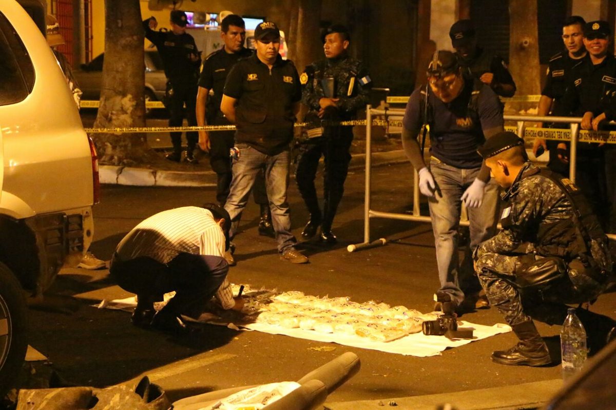 Autoridades analizan la sustancia que se encontraba dentro de los paquetes hallados dentro de un vehículo en el estacionamiento de un centro comercial de Retalhuleu. (Foto Prensa Libre: Rolando Miranda)