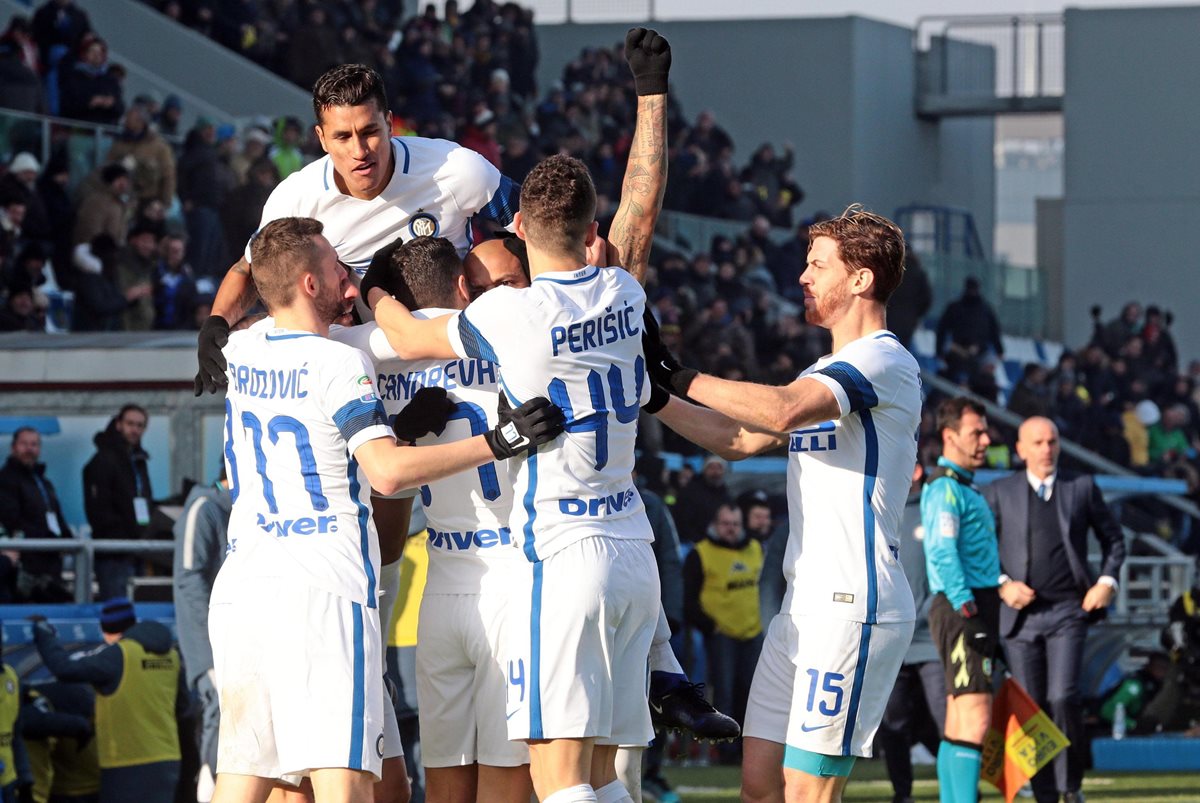 Candreva celebra con sus compañeros el gol que le dio el triunfo al Inter. (Foto Prensa Libre: AP)