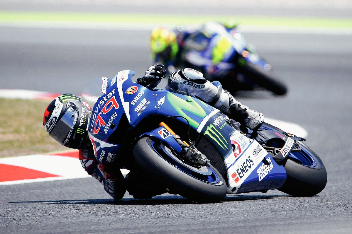 En Cataluña  Jorge Lorenzo se impuso seguido muy de cerca por su compañero Valentino Rossi. (Foto Prensa Libre: AP)