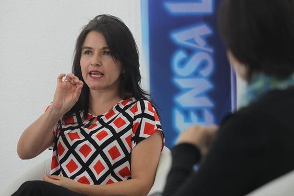 María Regina López de Santos —Izq.—, habla sobre la prevención de caries. (Foto Prensa Libre: Hemeroteca PL)