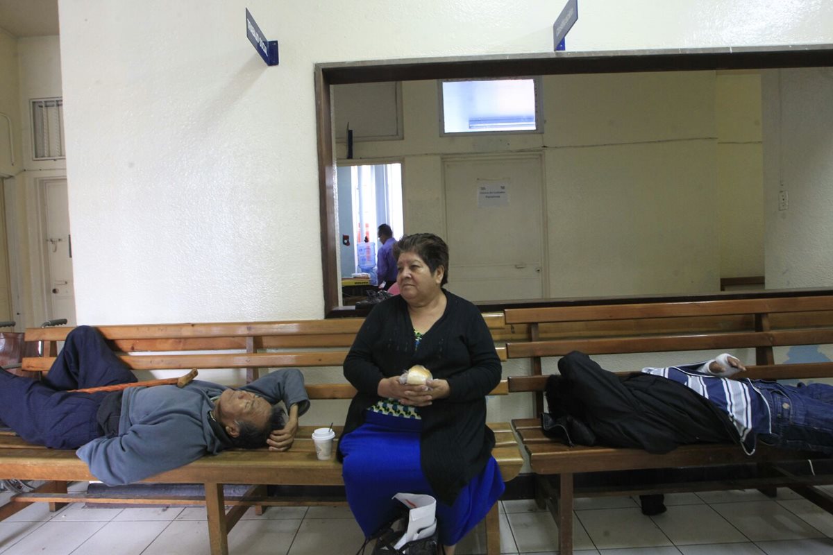 La atención es irregular en la consulta externa del Hospital Roosevelt debido a la falta de medciamentos. (Foto Prensa Libre: Edwin Bercián)