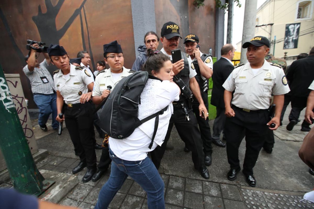 Los inconformes forcejearon con las fuerzas de seguridad que resguardaban el acceso al parqueo del Legislativo por la 8va. Avenida, zona 1.