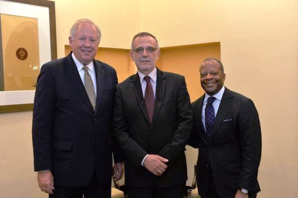 Thomas Shannon junto a Iván Velásquez, jefe de la Cicig y Todd Robinson, embajador de Estados Unidos en Guatemala. (Foto Prensa Libre: Hemeroteca PL)
