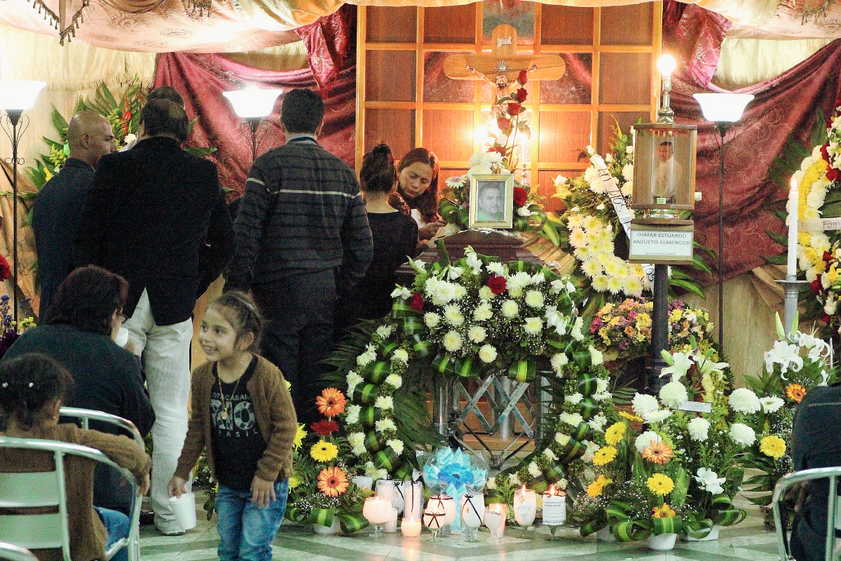 El velorio se lleva a cabo en el salón Quetzal, de la cabecera de San Marcos. (Foto Prensa Libre: Aroldo Marroquín)