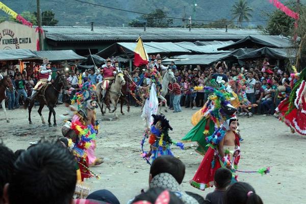 Presentación del baile de La Conquista, en Rabinal, Baja Verapaz. (Foto Prensa Libre: Carlos Grave)