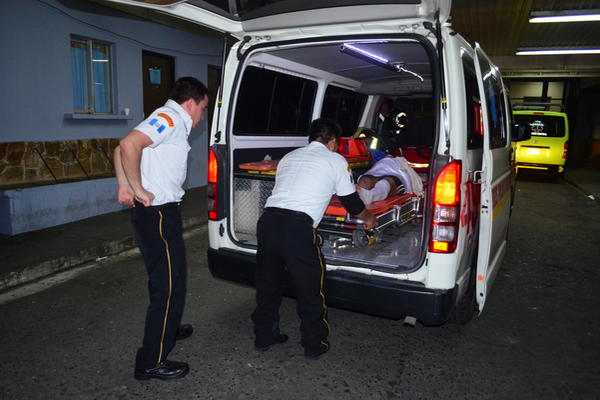 Pareja es trasladada a un centro asistencial luego de que les explotara un tambo de gasolina en su vivienda. (CORTESÍA CBV)