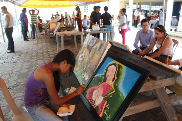 La exhibición  fue sobre cuadro terminado y en proceso, y se llevó a cabo en el parque central. (Foto Prensa Libre: Oswaldo Cardona)
