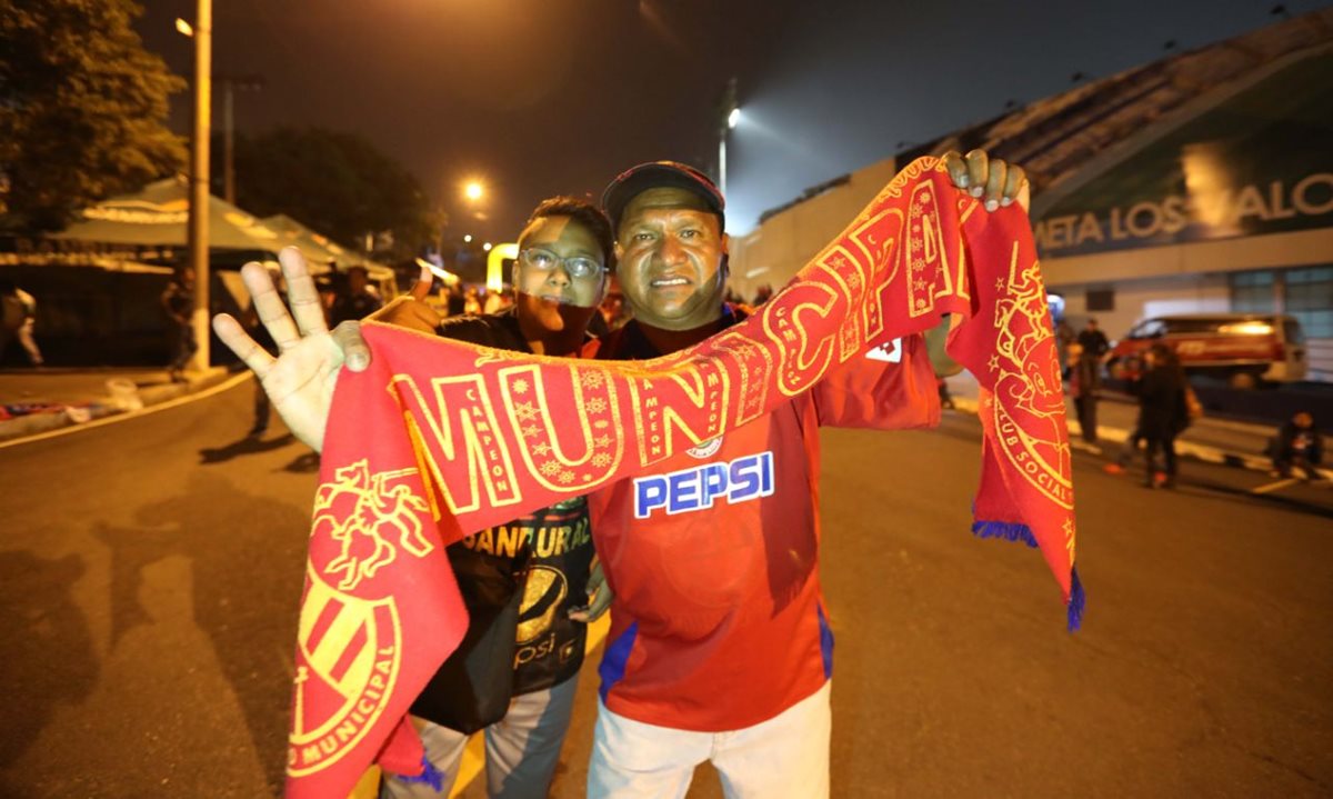Las banderas rojas llenaron el estadio.