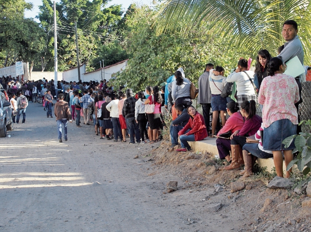 En Jutiapa se observó una larga fila de padres de familiar para inscribir a sus hijos. (Foto Prensa Libre: Óscar González).
