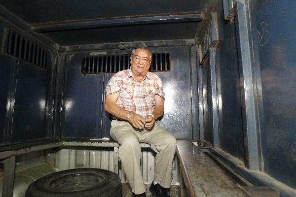 waldemar lorenzana es trasladado a una celda del Cuartel de Matamoros, zona 1, en un vehículo del Sistema Penitenciario.