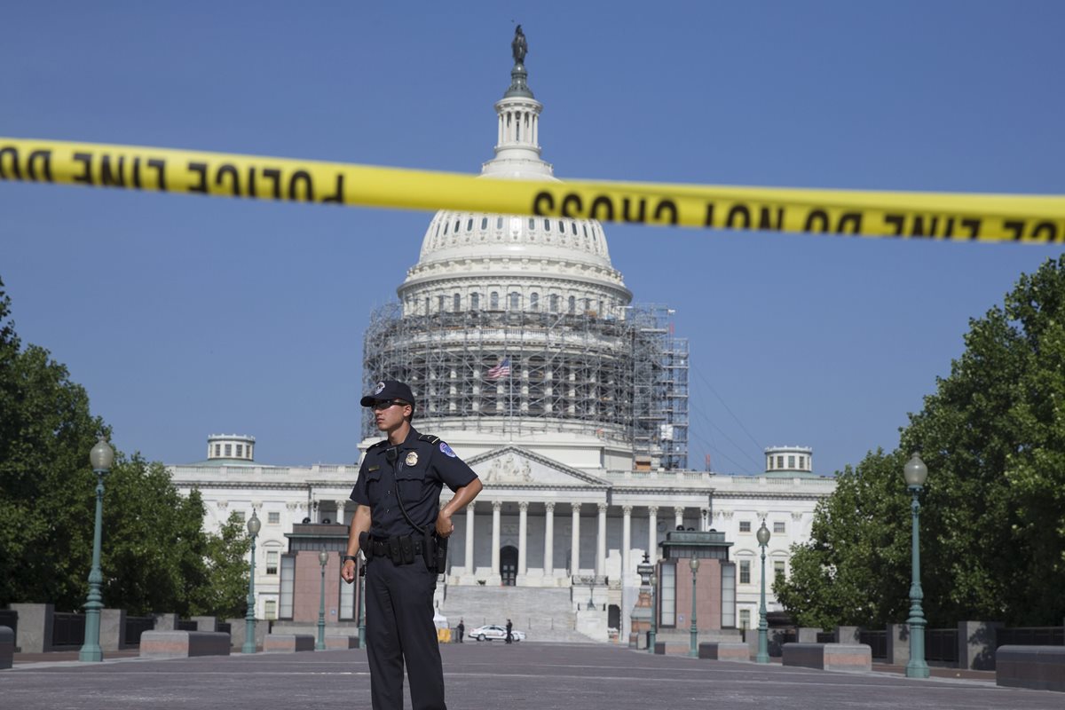 Un policía vigila junto al Capitolio de Washington, Estados Unidos que ha sido cerrado. (Foto Prensa Libre: EFE).