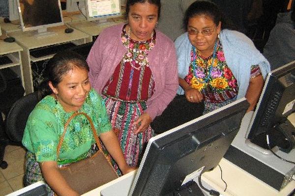 Expertos resaltan la importancia de emplear la tecnología como una herramienta educativa. (Foto Prensa Libre: Archivo)