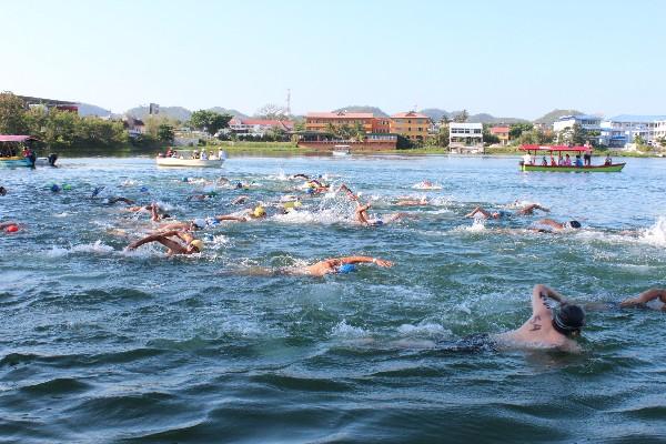 Con 15 años de trayectoria, la travesía a nado al lago Petén Itzá se ha convertido  en una tradición.