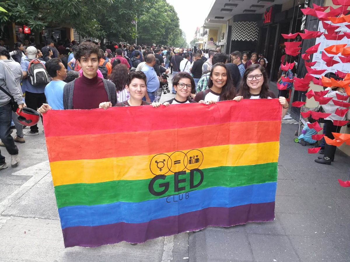 Personas de todas las edades desfilaron este día por el respeto a los derechos de la comunidad LGBT en Guatemala. (Foto Prensa Libre: Estuardo Paredes)